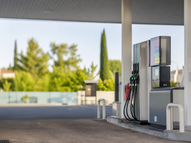 Vue de pompes et auvent de station-service en France, écrans volontairement hors focus — prix carburant Intermarché — Boulevard de Dijon à Saint-Julien-les-Villas