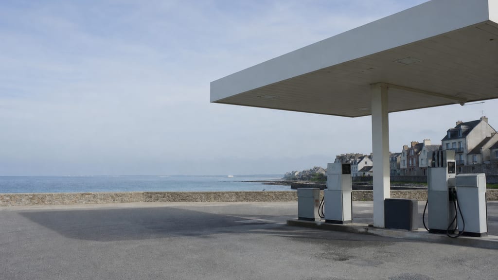 Petite station-service près du littoral français, ciel marin et auvent simple — prix carburant AS 24 — Route de Moulins à Montmarault en ville