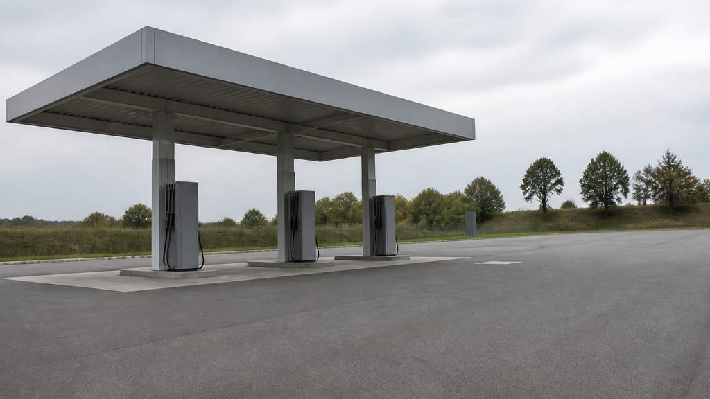 Station discount de grande surface, parking vide et auvent métallique en France — prix carburant Intermarché — Boulevard de Dijon à Saint-Julien-les-Villas en grande surface