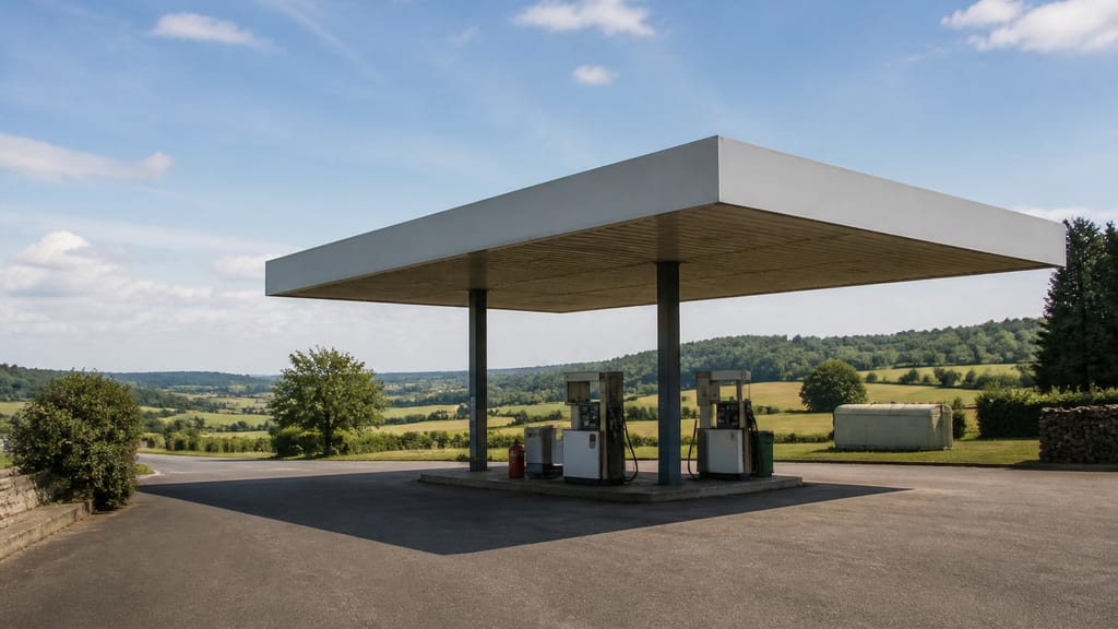 Station-service rurale en campagne française, pompe isolée et ciel dégagé — prix carburant Esso — Cours Joseph Colonna à Vico en ville